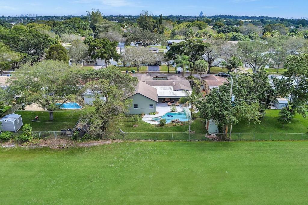 Pool Heat I Firepit And Bbq I 75"Tv I Foosball I 581Mbps Cooper City 外观 照片